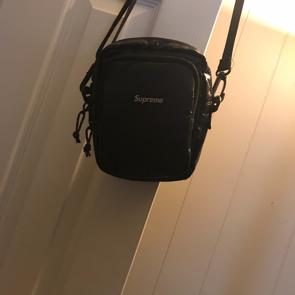 Supreme shoulder bag 10/10 no flaws